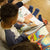 Niños y niñas leyendo en Montessori Gran Bilbao, fomentando el amor por la lectura y el aprendizaje en un entorno Montessori.