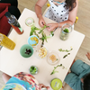 Niños y niñas participando en una actividad práctica del Summer Camp Montessori en Bilbao, explorando ingredientes naturales y fomentando la autonomía y el aprendizaje sensorial.